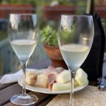 Bicchieri di vino bianco, cibo, estate
