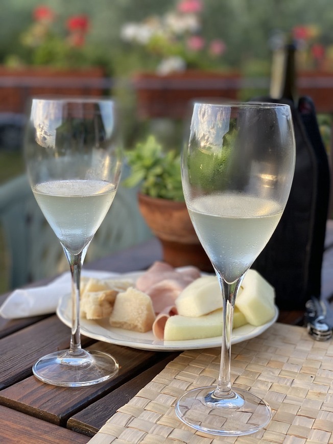 Bicchieri di vino bianco, cibo, estate