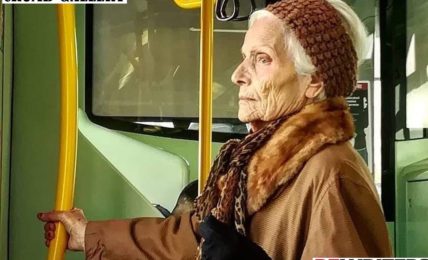 donna sul tram