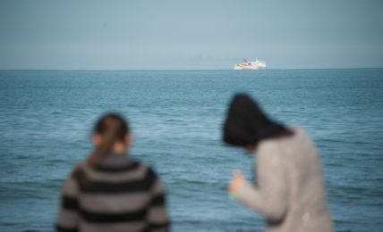 Due ragazze guardano il mare dalla spiaggia della Goulette, Tunisia
