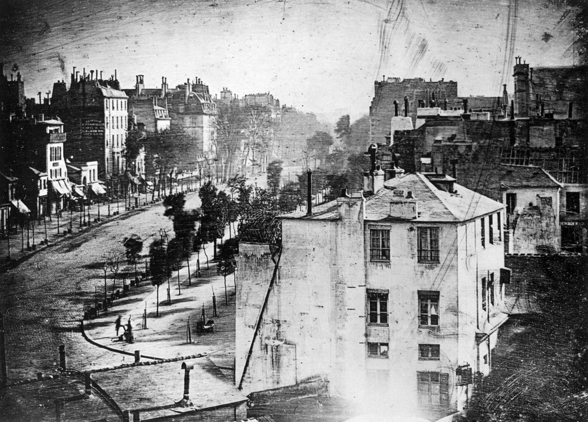 1838 - Vista di Boulevard du Temple a Parigi. Considerata la prima fotografia realizzata da Luis Jacque Mandè Daguerre