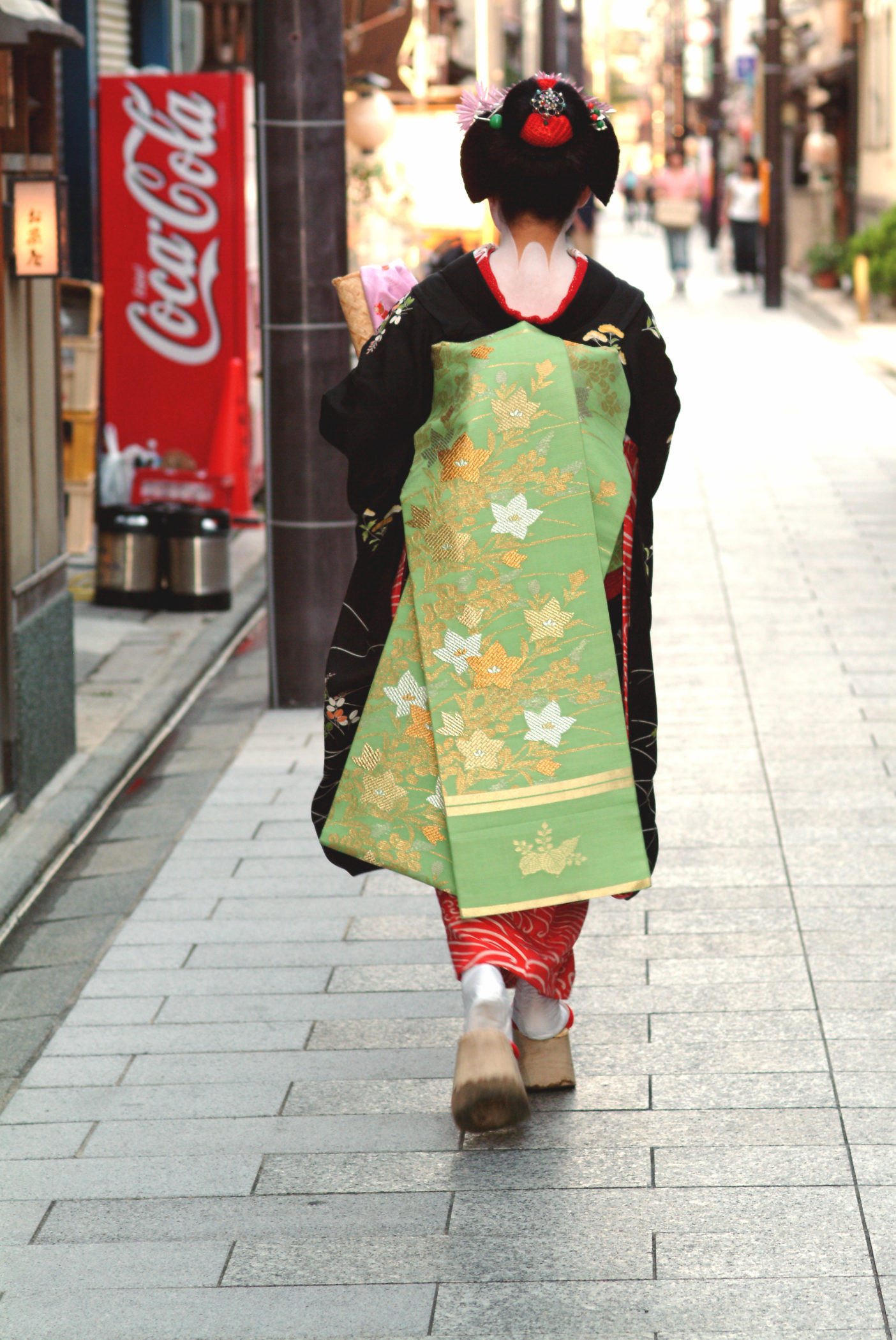 Kyoto, 2004 - Maiko (Giovane Geysha) a passeggio per i vicoli di Gion (Quartiere delle Geysha)