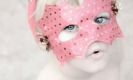una maschera di carnevale rosa