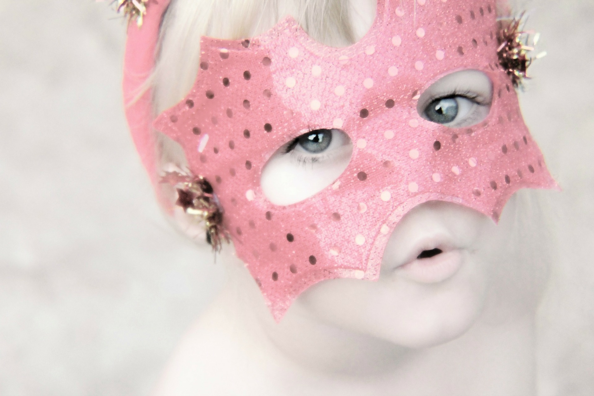 una maschera di carnevale rosa