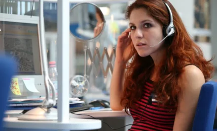 Isabella Ragonese interpreta Marta, lavoratrice precaria in un call center