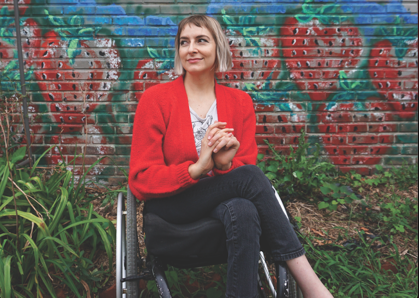 Rebekah Taussig, autrice e attivista che affronta in modo brillante l'intersezione tra femminismo e disabilità.