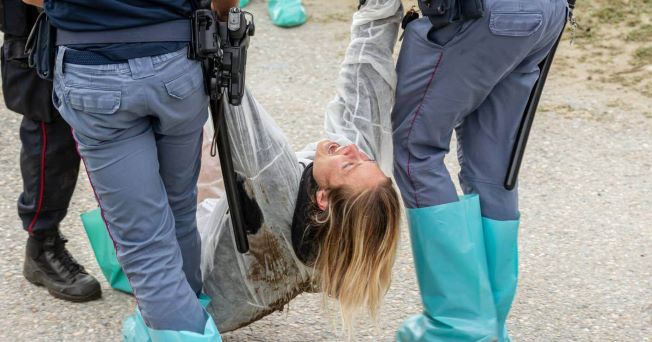 Dal trauma alla lotta: un'attivista viene trascinata dai poliziotti durante la resistenza al rifugio Cuori Liberi (Credits: Martina Micciché e Saverio Nichetti)