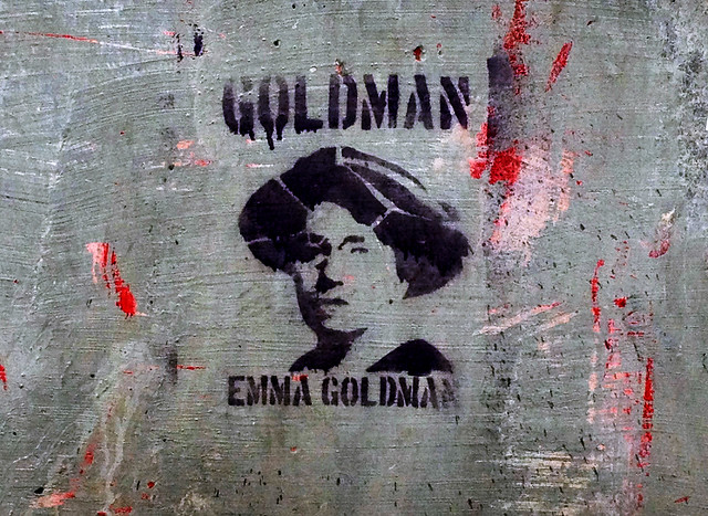 Graffito nero su muro grigio raffigurante Emma Goldman. Credits: Ashton Emanuel. https://www.flickr.com/photos/ashtonpal/6275767456