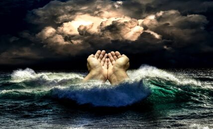 mani che emergono dal mare in tempesta