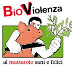 Logo del progetto Bioviolenza. Al centro l'immagine di un umano che taglia sta per tagliare la gola a un maiale mentre regge in mano un ramoscello d'ulivo. Sopra, la scritta "BioViolenza". Sotto, la scritta "al mattatoio sani e felici".