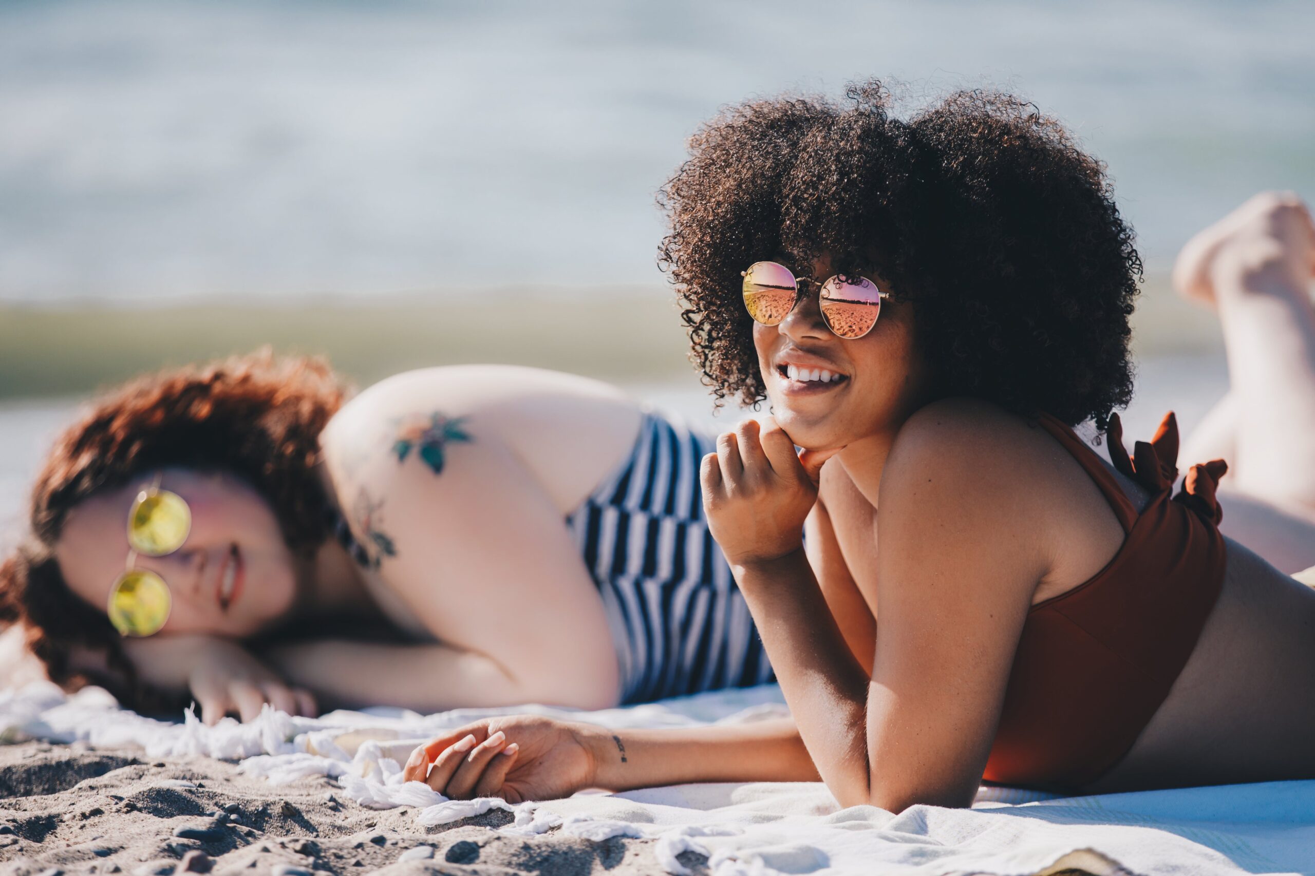 ragazze sulla spiaggia