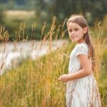 Bambina in un campo di grano che rappresenta la chiesa nuova