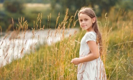 Bambina in un campo di grano che rappresenta la chiesa nuova