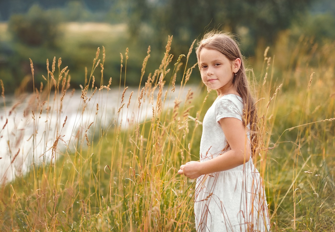 Bambina in un campo di grano che rappresenta la chiesa nuova