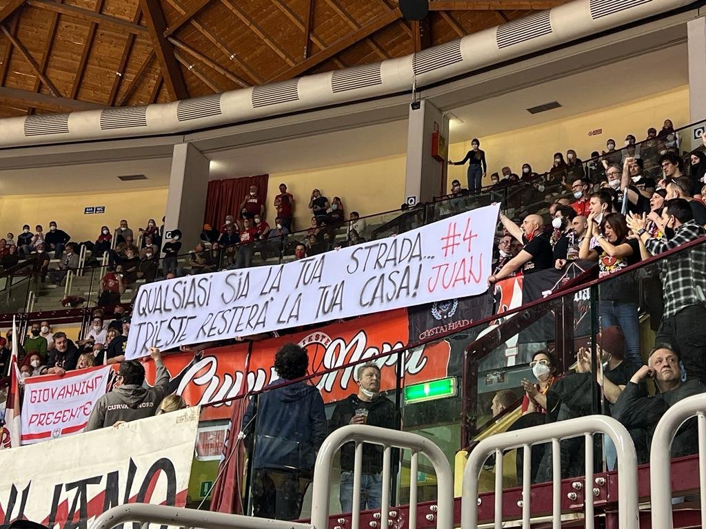 Lo striscione esposto dalla curva dei tifosi triestini per Juan Fernandez