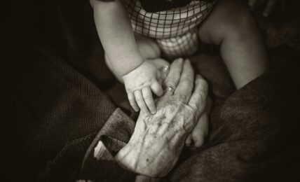 Radici che ci abbracciano: i nonni tra affetto e identità