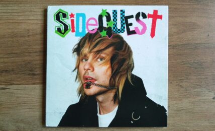 “Sidequest” di Michael Clifford: tra nostalgia e introspezione